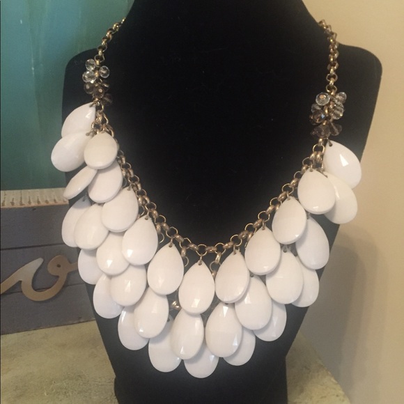 Dillards Jewelry - Dillards White Beaded Gold Necklace 💛